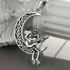 SKELETON STRUMMING GUITAR NECKLACE‎